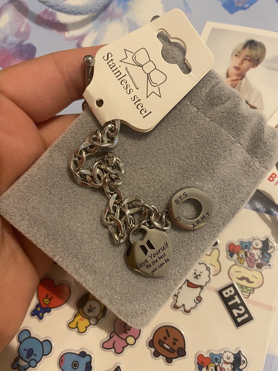 FedMinday's tweet photo. Il mio regalo di compleanno da parte dei miei colleghi😍😍 io li amo💜 https://t.co/2xUkz6z8bH