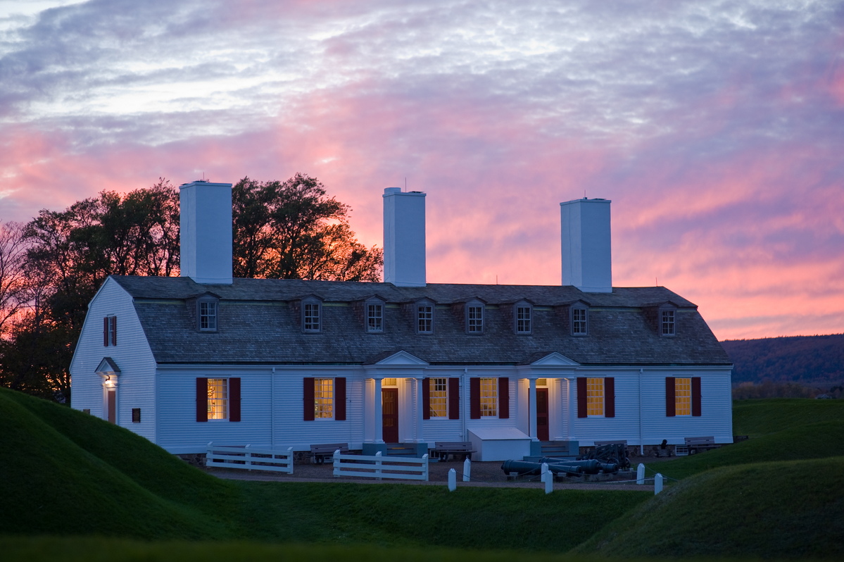 Need some weekend plans?  On Sunday July 17, bring a blanket or lawn chair and enjoy an afternoon of fine music from 2 pm to 4 pm on the grounds of Fort Anne! 

Plan your visit: pc.gc.ca/en/lhn-nhs/ns/…