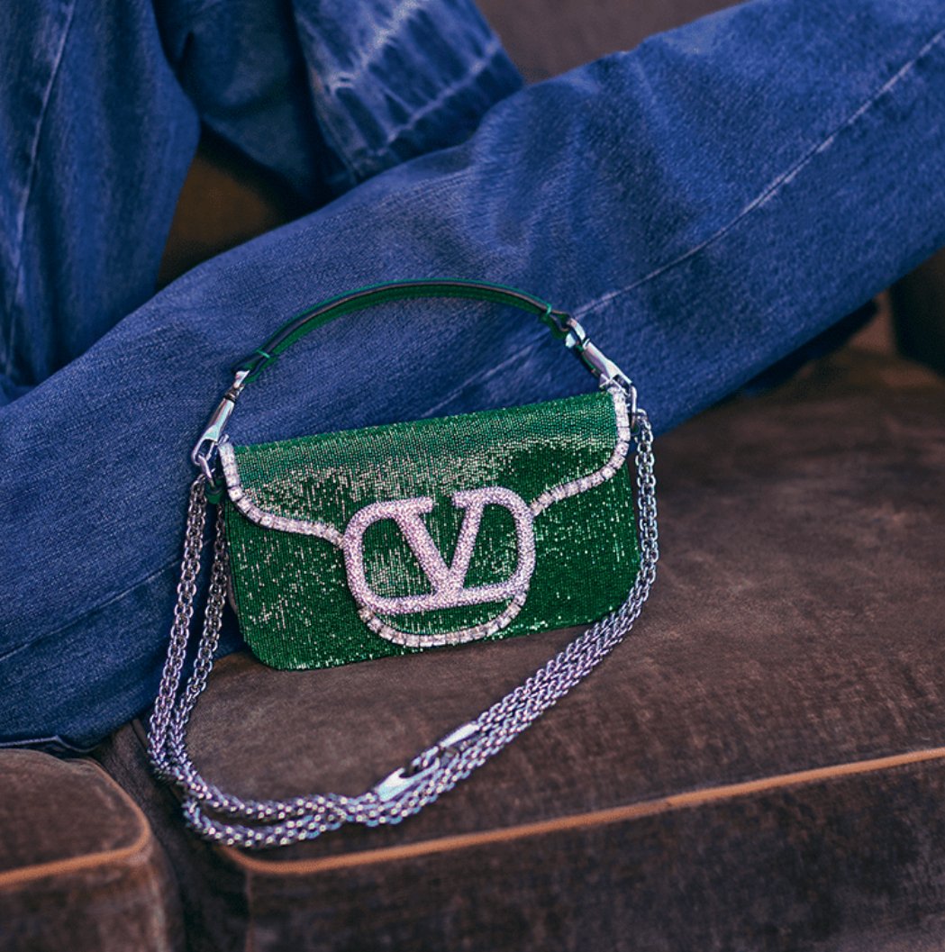 modesens's tweet photo. Sparkly goodness. This #ValentinoGaravani Logo Bag is the perfect combination of modern with a graceful feel. Time to bring this bag to your next night out with friends!

https://t.co/p6fWxrVytH

#handbaglover #handbagaddict #handbaglove #ModeSens #FindWithModeSens https://t.co/0TZD8Ji9HW