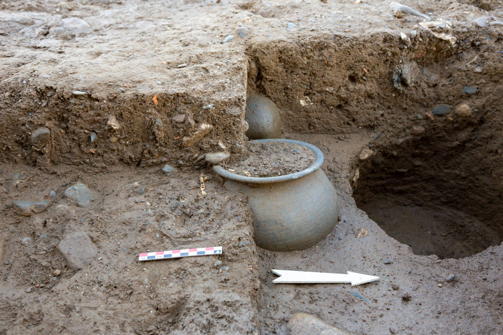 sbvarcheo's tweet photo. Il y a quelques semaines, un pot a été découvert sur le site de Saint-Just ! Étant donné la nature funéraire des lieux, l'hypothèse d'une crémation a été émise. https://t.co/FHl194zch3
