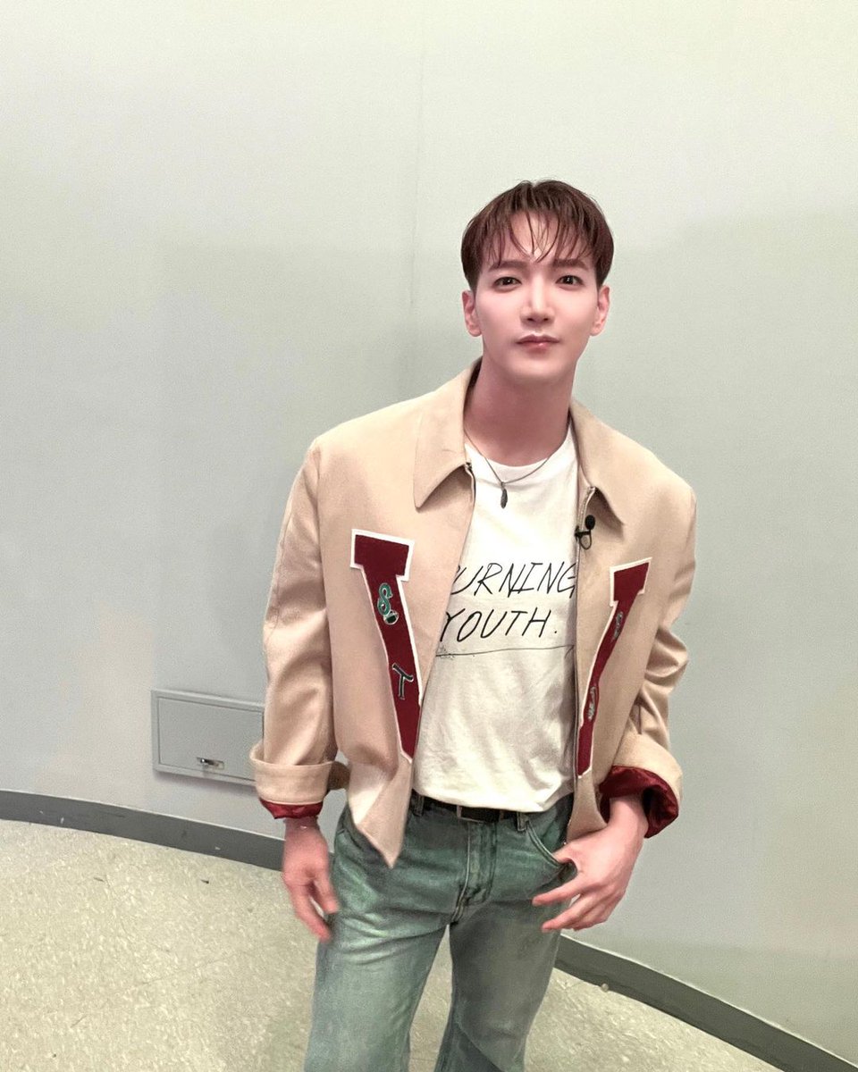 2pmalways's tweet photo. [2PM IG]
It's a shadow dance, so the fact that he dances cutely in the background is a secret 🤫

#ShadowDanceFounder #Ming💗 
#FollowingCutely #1stPlaceWinner🥇
https://t.co/qJUXvirzXi https://t.co/nwEZWOcxhE