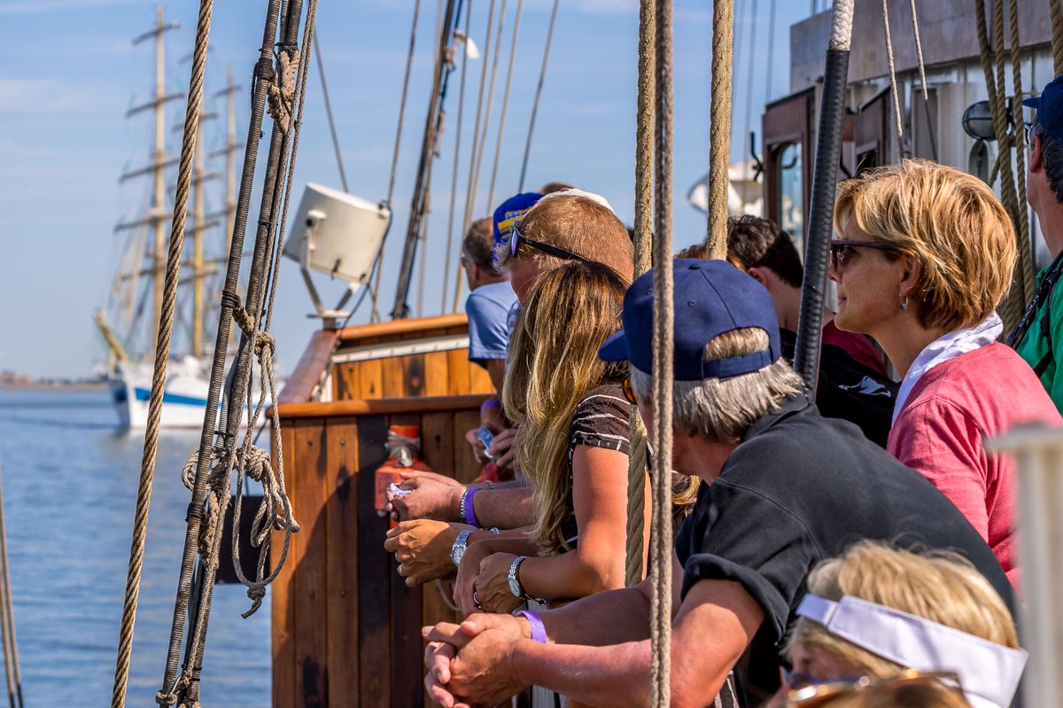 Om 17.00 uur vertrekt de volgende vaartocht. Er zijn nog enkele kaarten. Je kunt ze online bestellen of bij de opstapplaats van de vaartochten bij het Beach Eiland. 

harlingensail.com/arrangement/va…