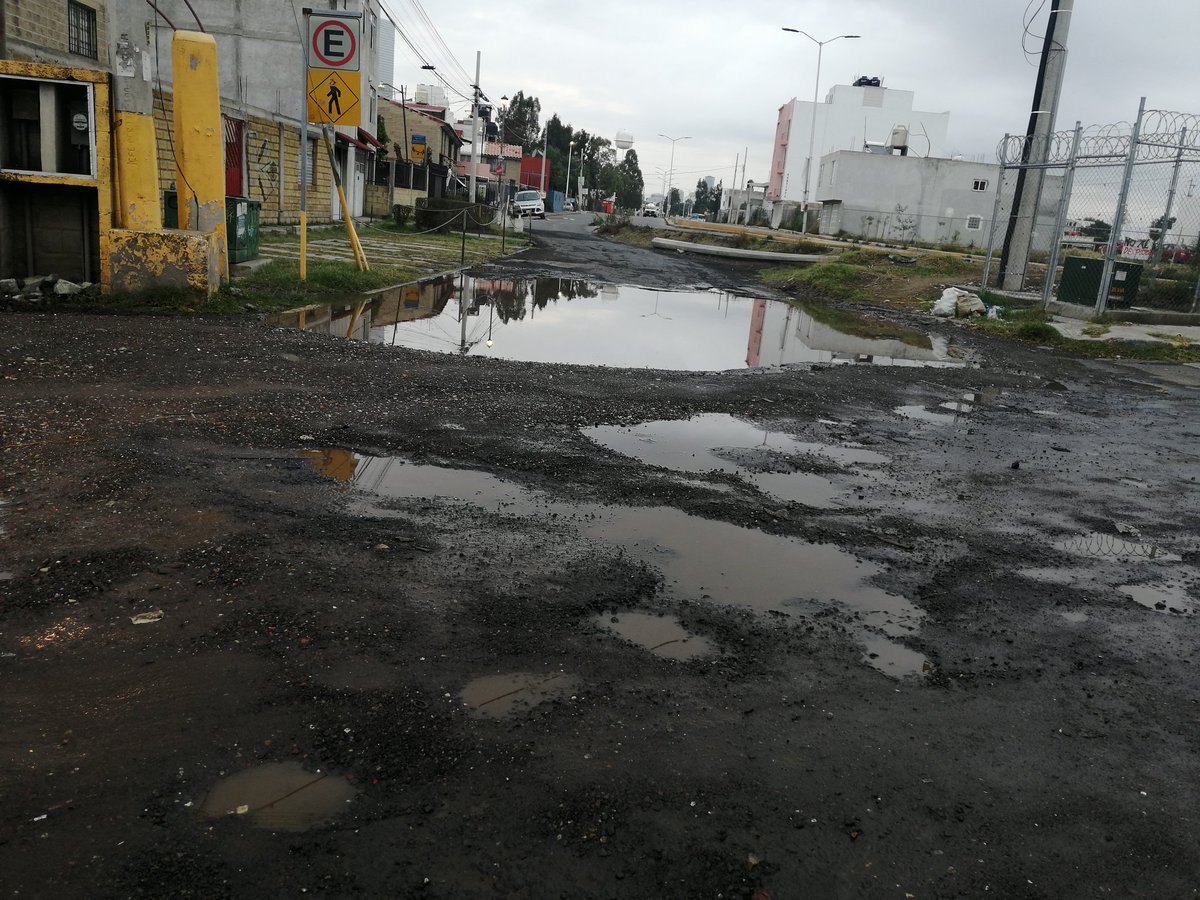 Chuster_7's tweet photo. Solicito su apoyo para reportar la entrada a la calle 95 Pte y bulevar carmelitas, la vialidad ya es intransitable por las malas condiciones en que se encuentra.
@laredcincoradio @TribunaVigila @JCarlos_Valerio https://t.co/VkyD5DbU0w