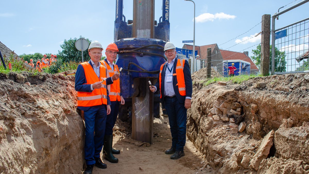 DuraVermeer's tweet photo. De eerste dijkversterking in NL die #emissieloos wordt uitgevoerd! ๐พDe oude Zuiderzeekering wordt versterkt door over een lengte van ruim 1 km., volledig elektrisch, 12 m. lange damwanden in de dijk te drukken. #DuraVermeer #HWBP #stenendijk #waterschap #dijkzonealliantie 1/2 https://t.co/N9V2ql5HP7