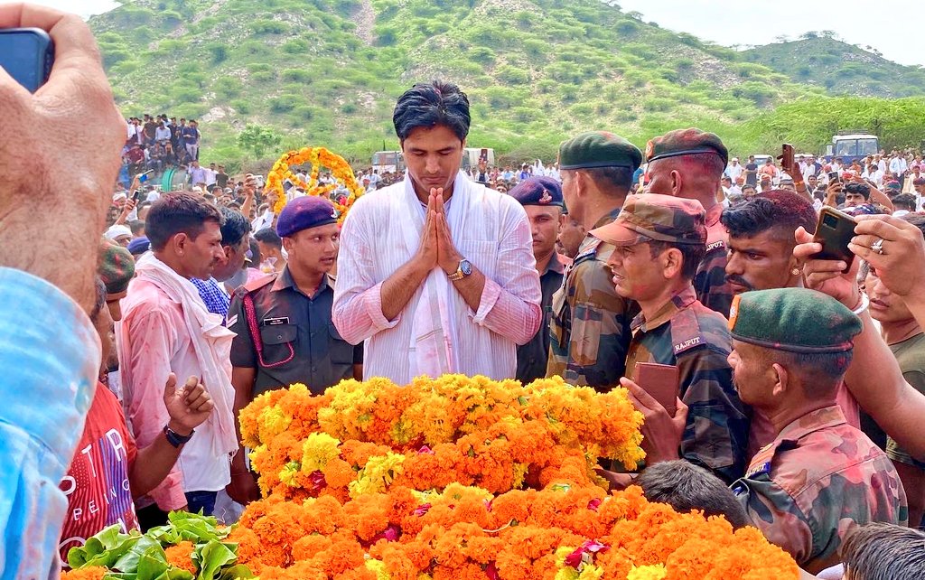 KakdawaRanjeet's tweet photo. भारतीय सेना के वीर सपूत टोंकड़ा, किशनगढ़ निवासी श्री भागचंद गुर्जर जी की अंत्येष्टि में शामिल होकर उन्हें भावपूर्ण श्रद्धांजलि अर्पित की।
श्री भागचन्द गुर्जर जी ने देश को अपना महत्वपूर्ण योगदान दिया है जो कभी भुलाया नहीं जा सकता। 

जय हिंद 🇮🇳
@DrVikasBJP https://t.co/cPfkCOwdwp