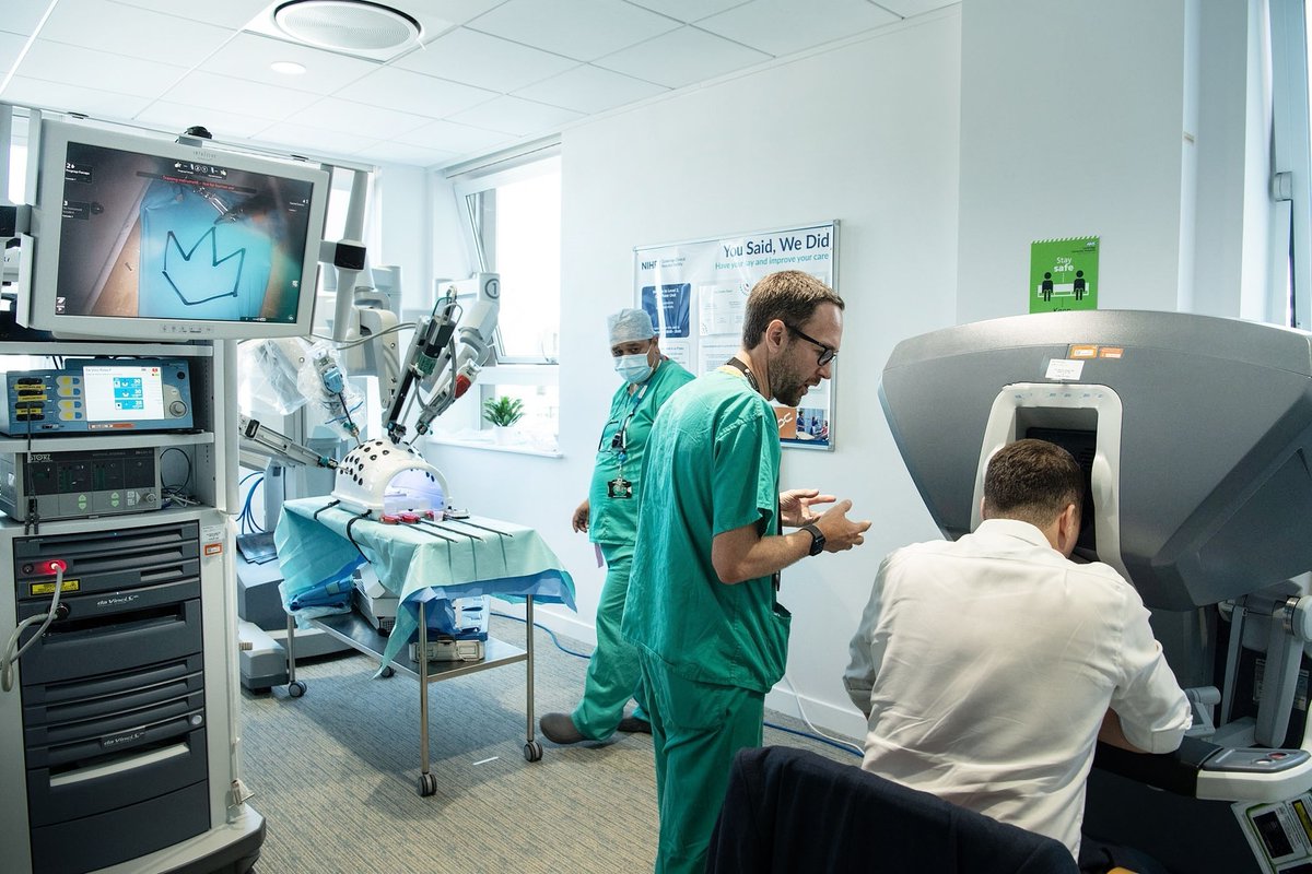 CUH_NHS's tweet image. We were pleased to welcome shadow health secretary @wesstreeting to Addenbrooke’s today. 

He heard from kidney surgeon @grantissimus how robotic surgery improves patient outcomes and reduce waiting times. He even had a go operating a simulator!

#Tech #Excellent #Innovation