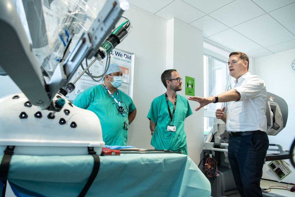 CUH_NHS's tweet image. We were pleased to welcome shadow health secretary @wesstreeting to Addenbrooke’s today. 

He heard from kidney surgeon @grantissimus how robotic surgery improves patient outcomes and reduce waiting times. He even had a go operating a simulator!

#Tech #Excellent #Innovation