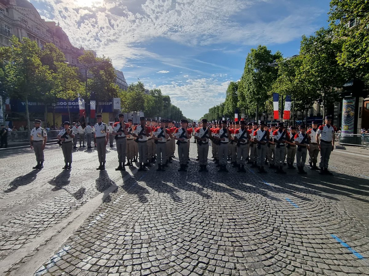 CDC3RAMa's tweet image. Plaisir, fierté et honneur pour nos bigors du #3RAMa d’avoir défilé sur les Champs-Élysées avec nos frères d’armes des Troupes de Marine ! ⚓️
Honneur de servir la France ! 🇫🇷
#14Juillet #400ansTDM #ToujoursEtPartout #SoldatsDeFrance