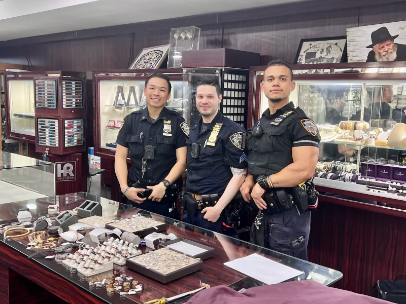 NYPD61Pct's tweet photo. Outstanding job by Sgt. Rubino &amp; Public Safety Team #2 for their quick response &amp; arrest of an individual committing a burglary at a jewelry store near Kings Highway and East 14th Street. They recovered over $34,000 worth of jewelry!  @NYPDnews @NYPDBklynSouth @NYPDChiefPatrol https://t.co/yzJUlWGoJ2