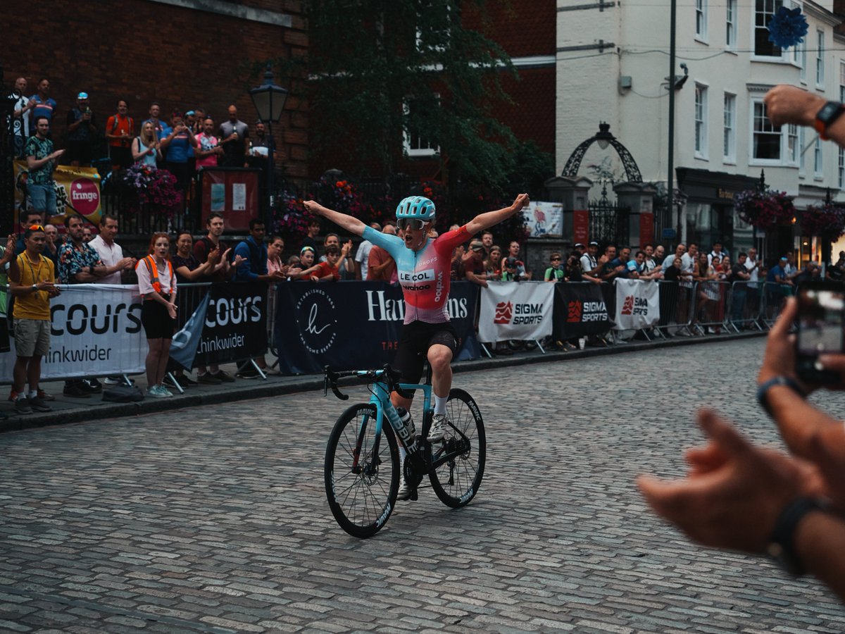 What a night at the Guildford Town Centre Races! Congratulations to Flora Perkins of @LeColWahoo who took the win in incredible fashion in the Parcours Womens Elite race. 📷 Ian Wrightson