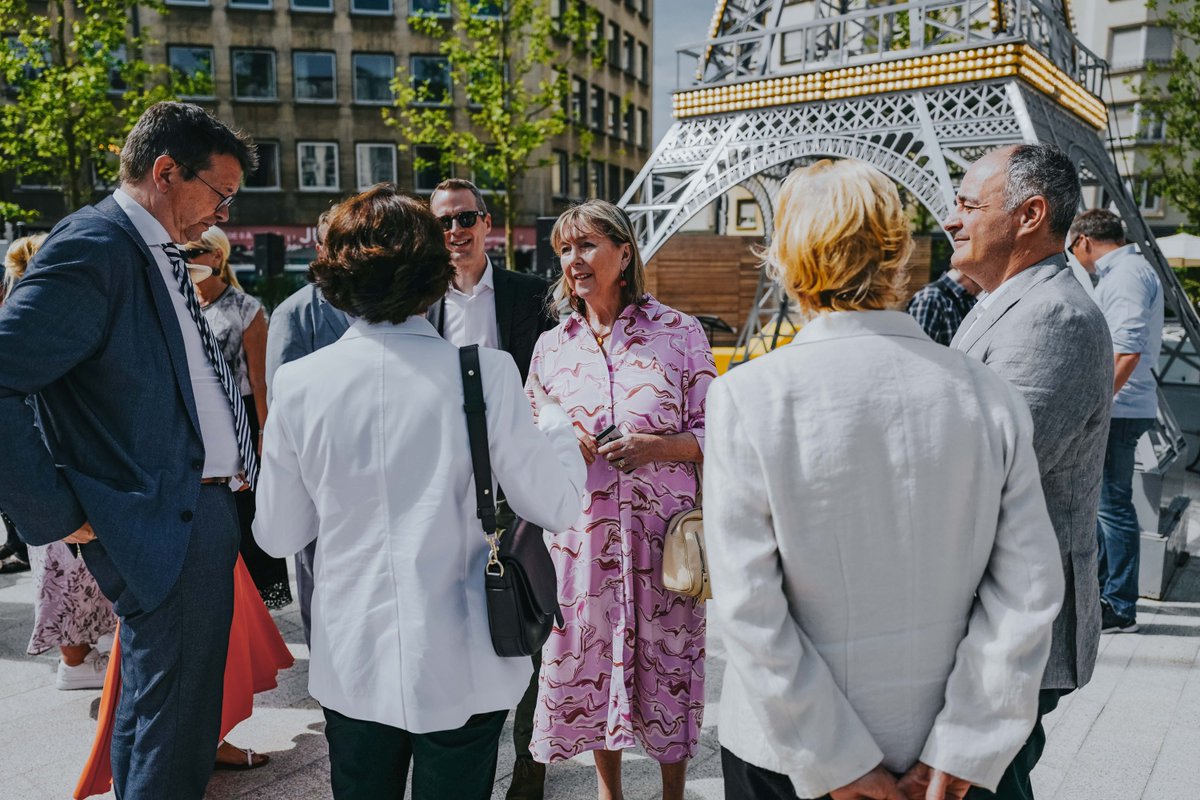 CityLuxembourg's tweet photo. #Summerstreets #LuxembourgCity
Here are a few snapshots of the 'Summerstreets' inauguration. Vibrant decorations will adorn the streets and public squares of the City until mid-September.
🗼🦋🍃

📅 Mid-July to mid-September 2022
ℹ️ https://t.co/4DC40iftbZ https://t.co/Ovoioamxvy