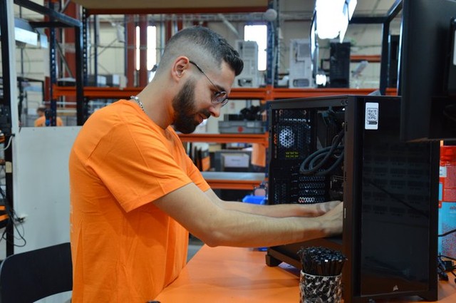 PcComponentesPT's tweet photo. Apresentamos o Ruben! ✨
😎 Especialista em reparações de naves es𝗣a𝗖iais 🚀
Deixa um 🧡 a este crack!
#PcComponentes #PC #pccom #especialistas #team #servico5estrelas #staff https://t.co/id78dOkVyA