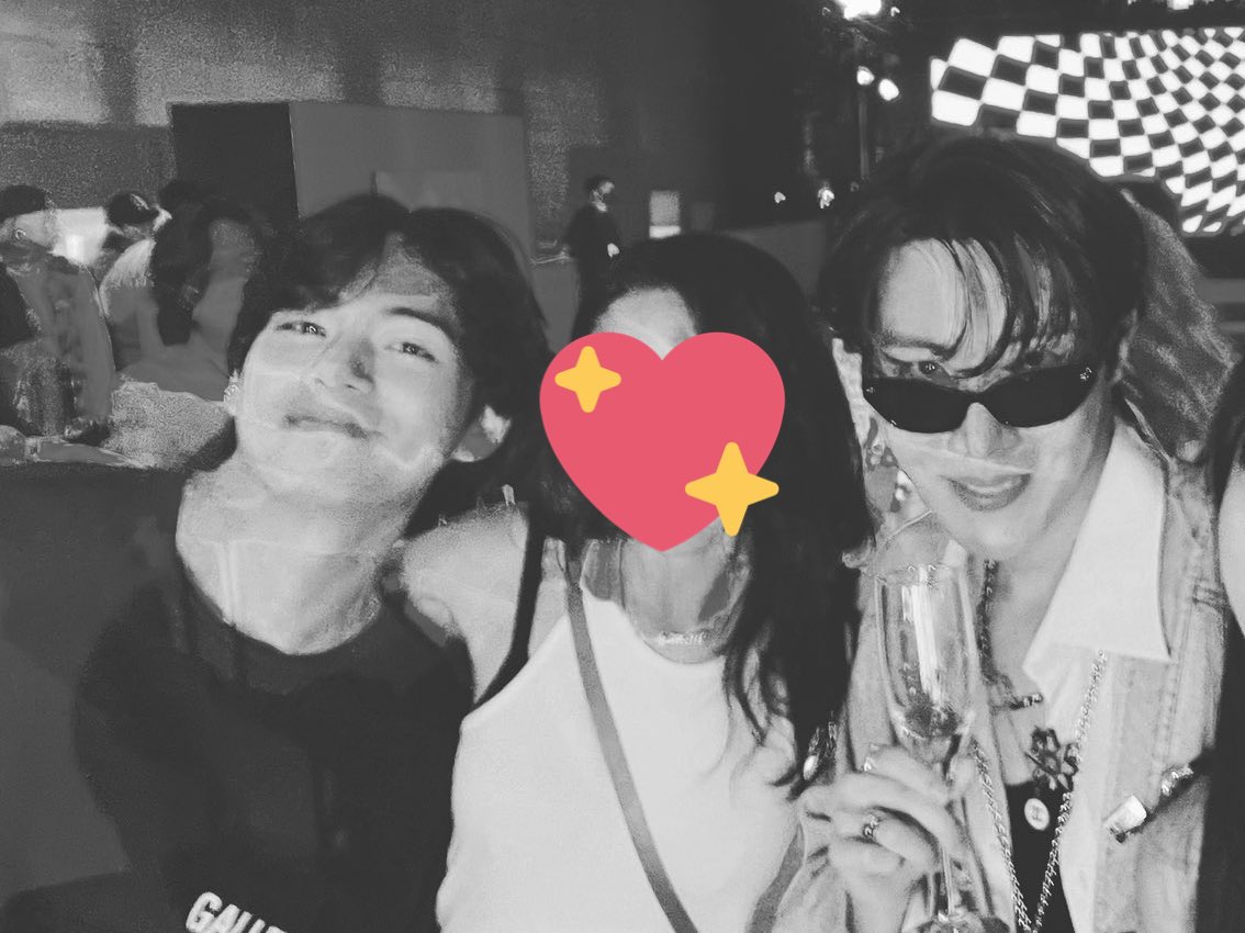 btsbrasil_on's tweet photo. [💜] Até agora, conseguimos ver fotos e vídeos onde #V, #RM e #JUNGKOOK (@BTS_twt) foram ao evento privado, estilo listening party, do álbum #JackInTheBox!

A gente ama o jeito que eles se apoiam SEMPRE, a maior família 🤧✨ https://t.co/iFxdMA6w8P