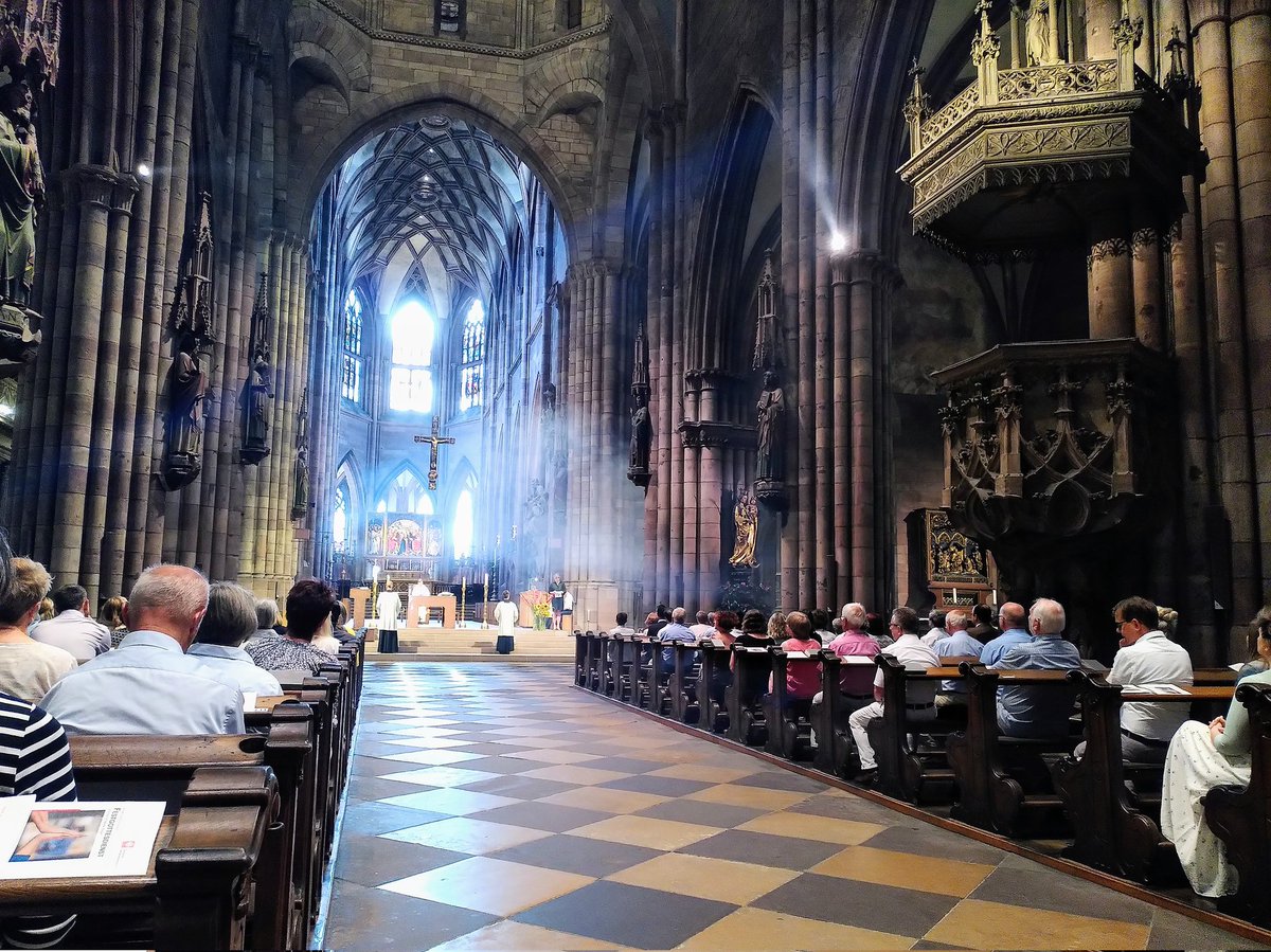 Mit #Gold|enem Licht und #Weihrauch feiern wir den Beginn des Tag der @Caritas_web im Freiburger Münster. 125 Jahre #DasMachenWirGemeinsam