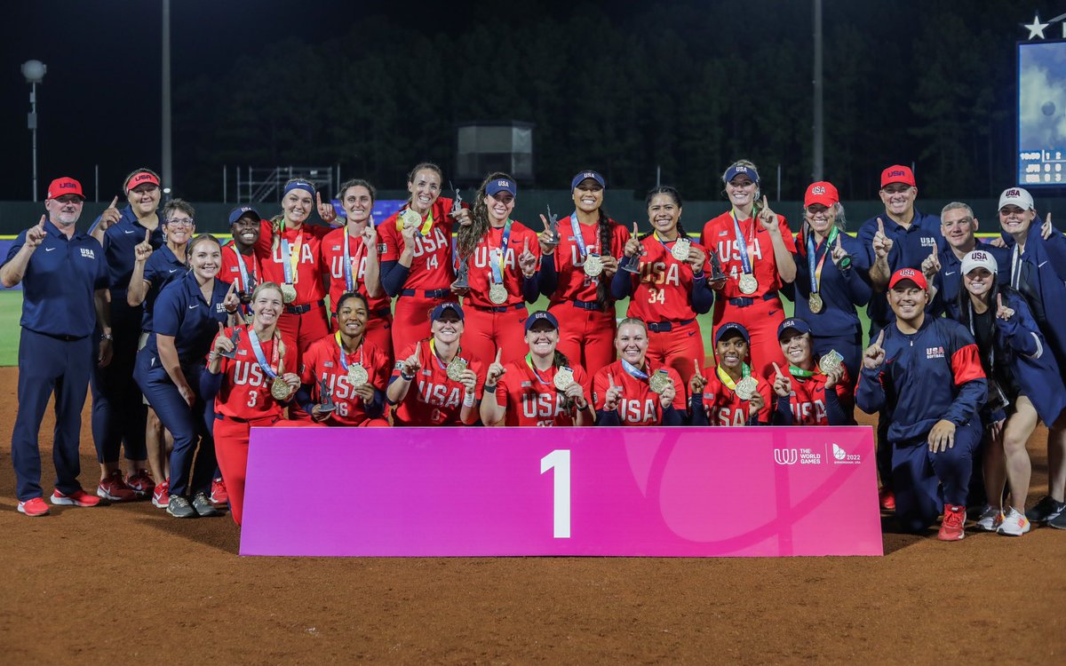 USASoftballWNT's tweet photo. 𝗪𝗼𝗿𝗹𝗱 𝗖𝗵𝗮𝗺𝗽𝗶𝗼𝗻𝘀🥇

#TeamUSA claimed it’s 𝙩𝙝𝙞𝙧𝙙-𝙨𝙩𝙧𝙖𝙞𝙜𝙝𝙩 World Championship title with a thrilling 3-2 win over Japan - a contest that resembled a highly anticipated Olympic rematch 🔗 https://t.co/XmVGgnE47T

@TWG2022 | @WBSC https://t.co/Ej2suLtUiW