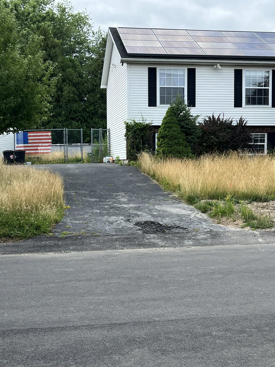 LJEhrich's tweet photo. @MayorMadden @TroyCityHall @TroyCityCouncil What do I do re vacant house in #foreclosure when the bank refuses to care for the property? Whole nhbrhd has complained to codes already. https://t.co/3PntHWG51x