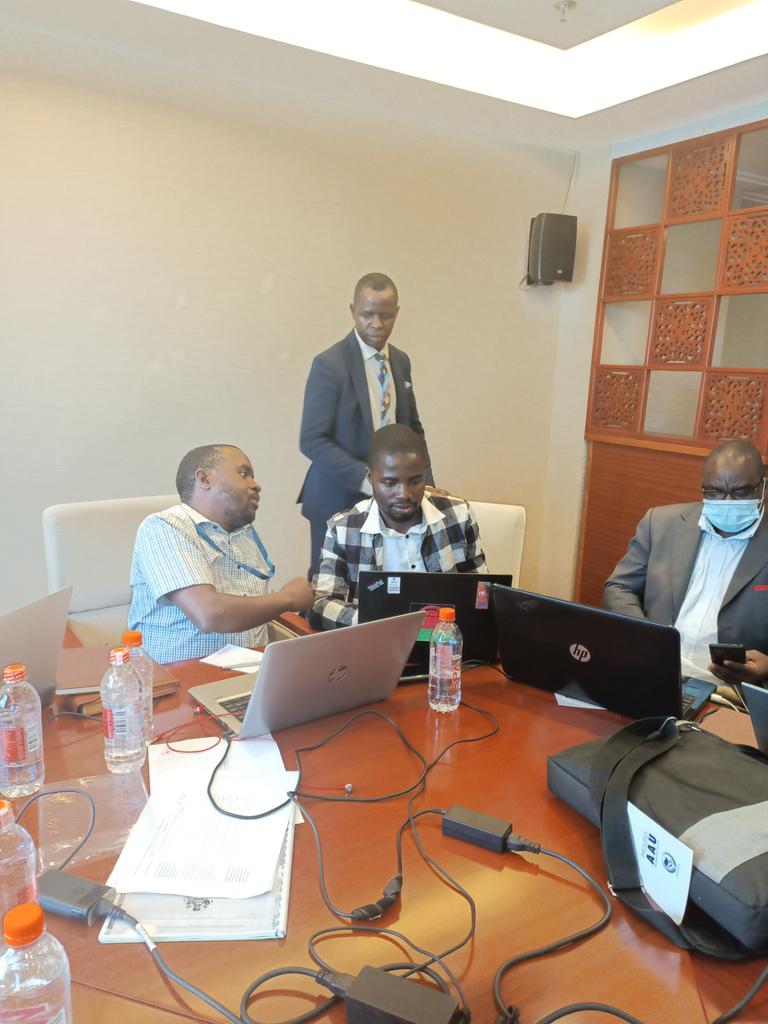 RuthDickson123's tweet photo. @Collins Mwesigwa facilitating the workshop on SGCI online Grants Management system in Lilongwe (NCST).Hands-on Training. @NodumoDhlamini @SGCIAfrica @AAU_67 @Asewe29 @UNCST_Uganda @Mkolynz https://t.co/nAtkTqSFqP