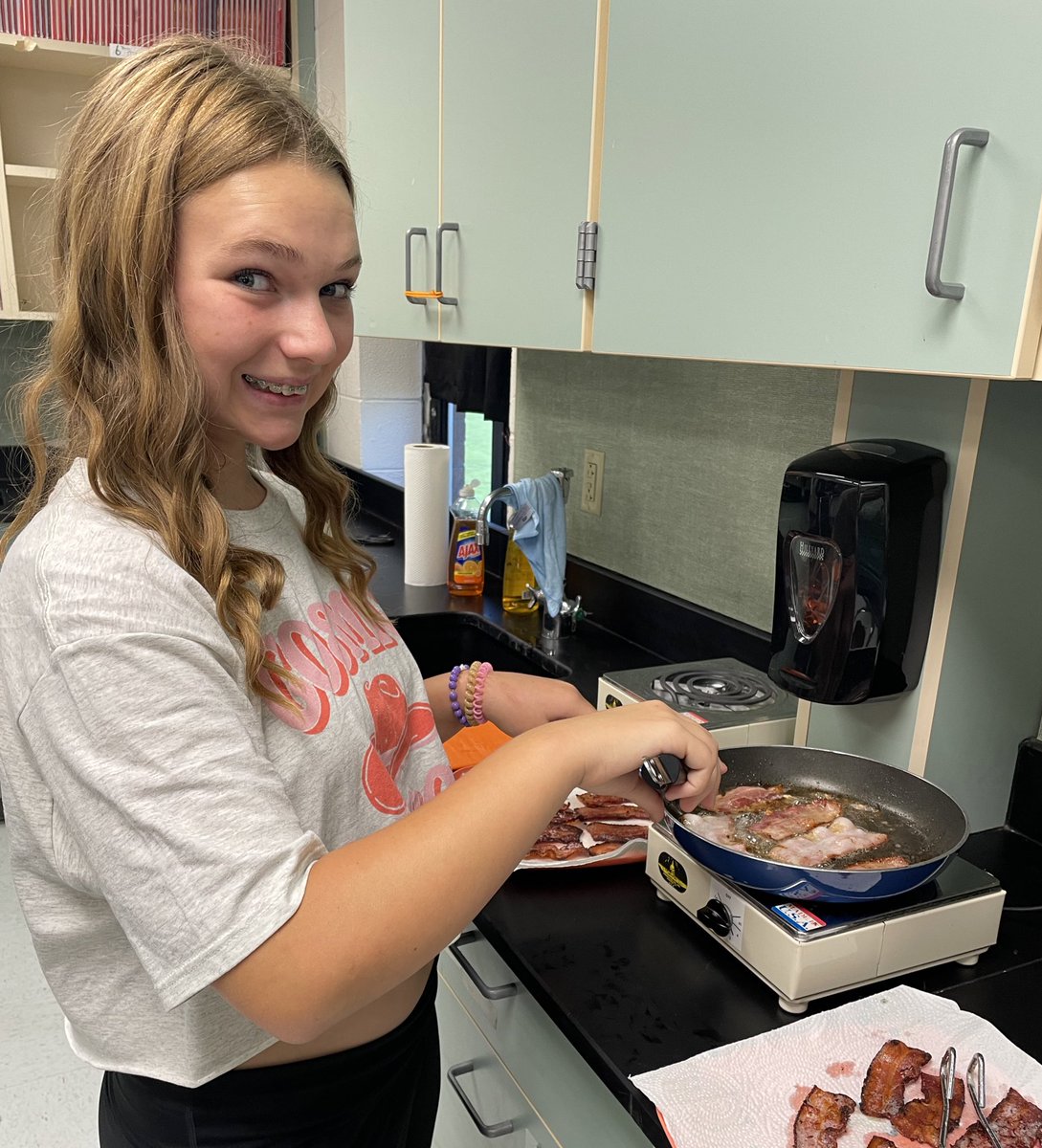 jd_smith7's tweet photo. Missed out on sausage biscuits for breakfast but the cooking class at the @BateMiddle Bullldog Leadership Academy took care of me! https://t.co/wVJi9zE9zo