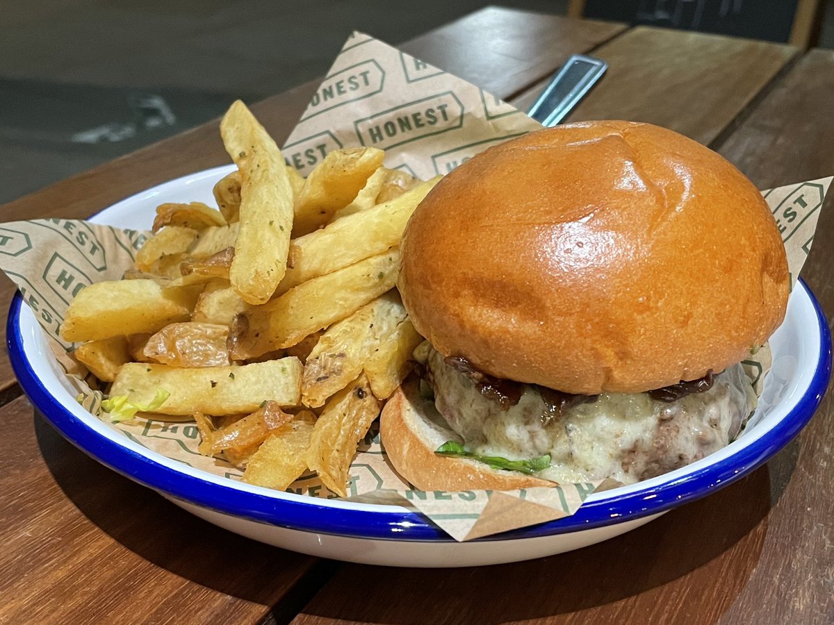 luibos_tea's tweet photo. 渡英するたびに必ず行くHonest Burgers🍔Londonメインに、他の都市にも展開。とにかく英国産にこだわり、どのバーガーにももれなく自家製chips（これまた激ウマ）などサイド付き🥔各店舗local menuがありますが、迷ったらとりあえずHonestで。ほぼ確で病みつきになります…

#今年こそ英国に行きたい https://t.co/8Ub69VHJho