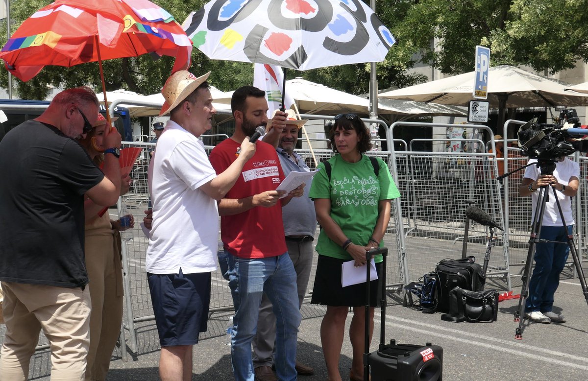 Nuestra compañera <a href="/iriaantu/">iriaantu</a> en la lectura del manifiesto reivindicando los derechos de las empleadas y los empleados públicos