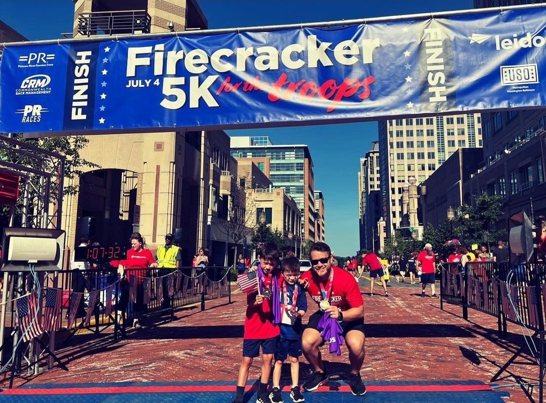 LeidosInc's tweet photo. On #July4th, our awesome #TeamLeidos colleagues, including Chairman & CEO Roger Krone, took to the streets of Reston with @USOMetroDC to take part in the annual #Firecracker5k ๐๐
๐๐บ๐ธ https://t.co/8CubqqxwUq