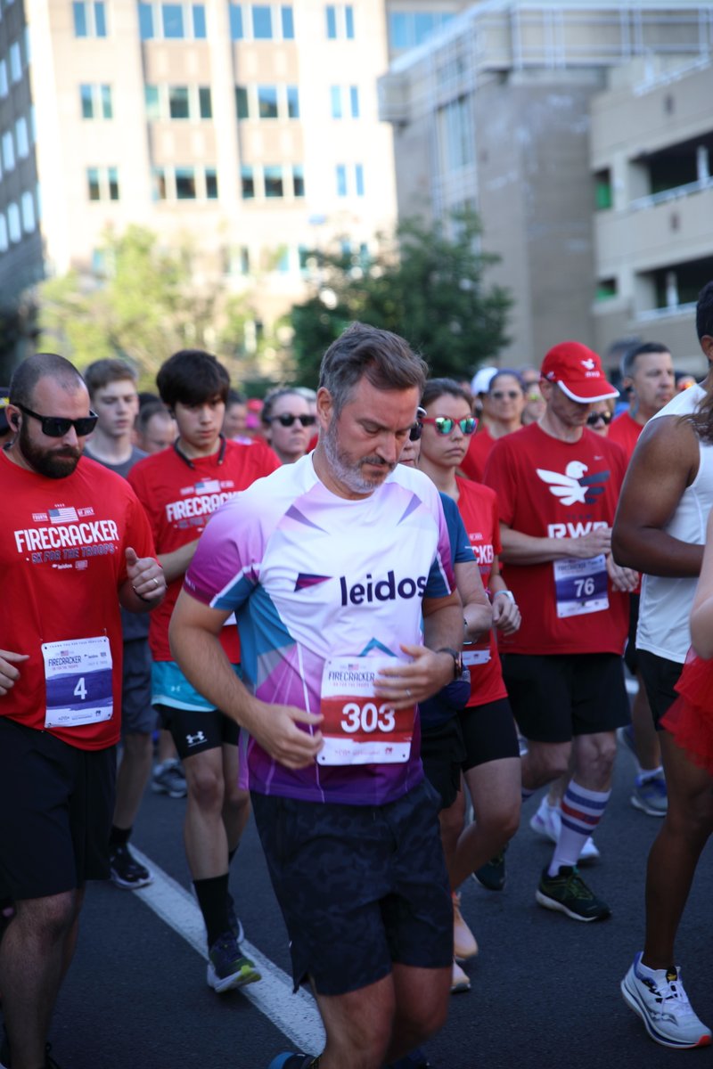LeidosInc's tweet photo. On #July4th, our awesome #TeamLeidos colleagues, including Chairman & CEO Roger Krone, took to the streets of Reston with @USOMetroDC to take part in the annual #Firecracker5k ๐๐
๐๐บ๐ธ https://t.co/8CubqqxwUq