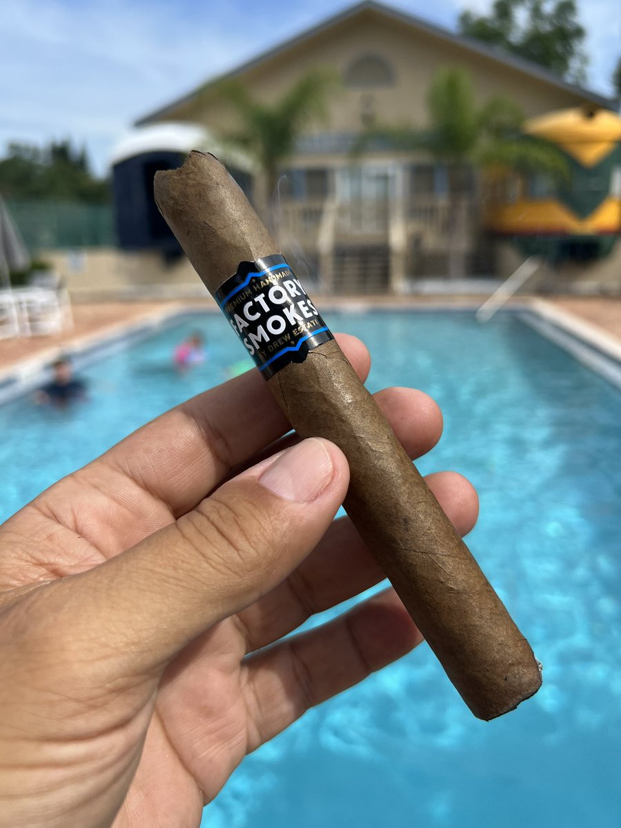 AnthonyErekat's tweet photo. #NowSmoking @drewestatecigar #FactorySmokes #SunGrown #Cigar There’s a moment when you know there only seeing the version of you they want to see and then there is another moment when they realize they were wrong… #BrokeLiving #MentalHealthMatters #BeKind #BeMindful #GoodMorning https://t.co/8CQo5kcxqq
