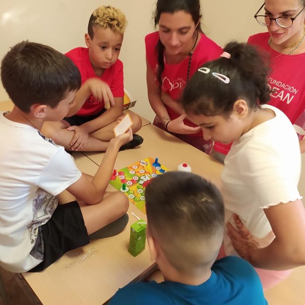 PRODEAN_org's tweet photo. El aula también ofrece múltiples opciones para disfrutar con los compañeros del campamento urbano ☺️ #centrosocial #prodean #LosPajaritos #CentroSocialProdean #integraciónsocial #menores #voluntariado #campanentourbano #verano #construyeunmundomejor @FundlaCaixa https://t.co/9h8DHaIfBe