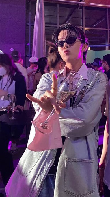 sanqukye's tweet photo. coy…coyyy coy…….🥂🕶 https://t.co/l5h5t5Bui1