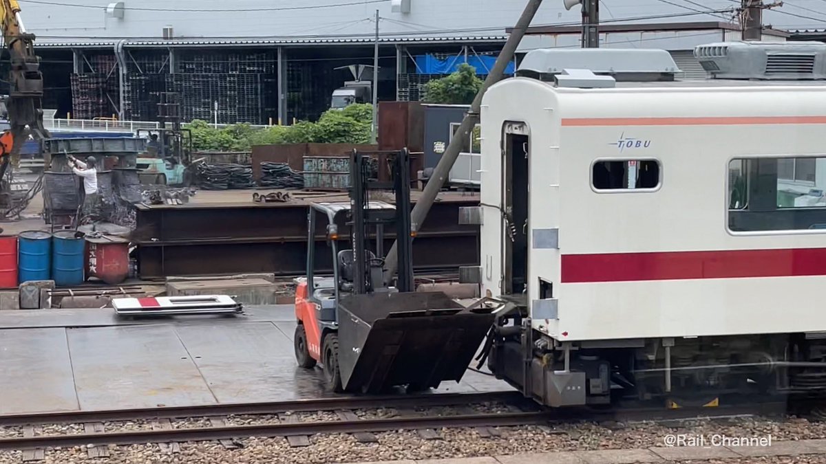 Rail_Channel's tweet photo. 2022.7.14の #北館林
#353F の団臨 兼 廃車回送から1週間
頭だけの保存も無いようで・・・
353-1号車はこんな状況に(353-2号車は小屋の中？)

#350型 #1800型 https://t.co/qhlVsq2pjl
