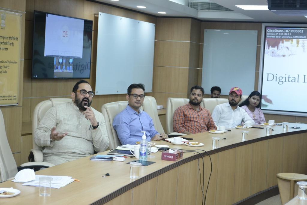 RajeevRC_X's tweet image. Gamers are important stakeholders in #OnlineGaming. 

Met wth thm to hear their views as @GoI_MeitY develops a policy framework for #onlinegaming in #India - that catalyses innovation in sector while protectng gamer’s rights, privacy &amp;amp; safety.

#OSTA #DigitalIndia @_DigitalIndia