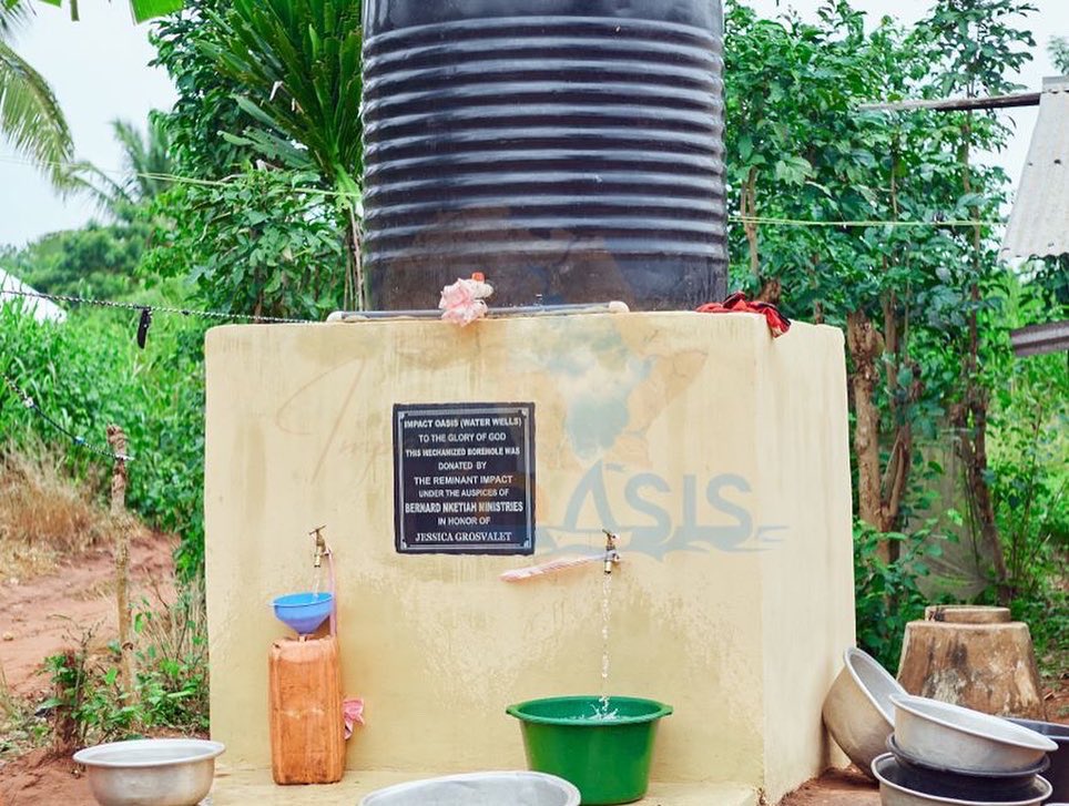 KobbyKyei_'s tweet photo. I'm happy to announce that a benevolent outfit, Bernard Nketiah Ministries upon seeing our reportage has gone to their aid to commission this new borehole for the community. This is the positive impact we keep preaching!!! This is Kobby Kyei News!!! #PolishTillYouShine https://t.co/n72E0kCSkw