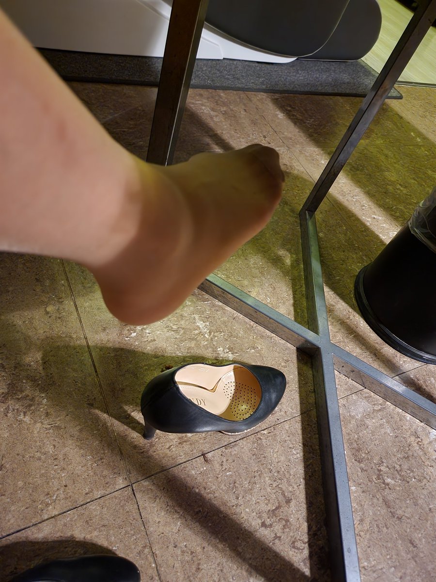 매너 좋은 부부 커플 연락 기다립니다 날씨가 덥지만 스타킹 힐 의상 페티쉬 존중해주시고요 ㅎㅎ 스티킹 사진을 다들 좋아해주네요 발과 힐 부분도 좋아하시나요? 연락주세요 #부커 #스타킹 #만남 #페티쉬