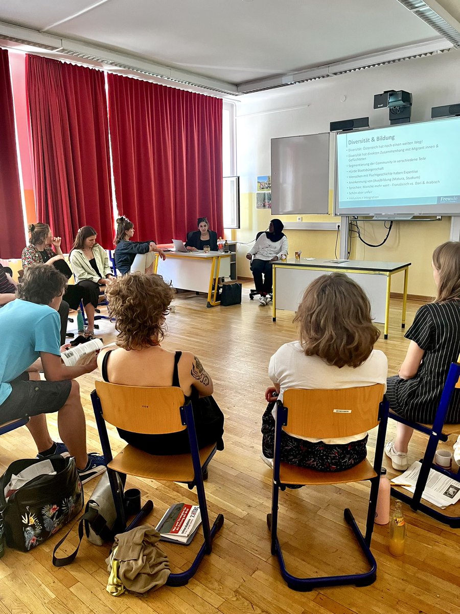 Die #Sommerakademie bietet einen Raum für neuen (politischen) Input und Austausch. Gerade unterhalten wir uns mit Munira Mohamud und Zahra Hashimi von Fremde werden Freunde (@Freundesalon) in ihrem Workshop #Diversity & #Antirassismus