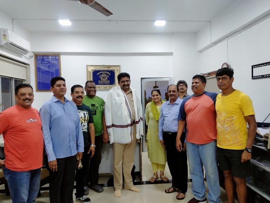 renu_hansraj's tweet photo. Took a delegation of the Juhu Gaothan to address local issues faced by citizens. Senior PI Ajit Vartak ji assured us, he would resolve these issues.
Thanking @AmeetSatam ji for his support & guidance.
#Juhu #Gaothans #SonOfSoil #Jvpd #traffic #Maharahstra #mumbaipoliceonduty https://t.co/7JlDQ2qUnr