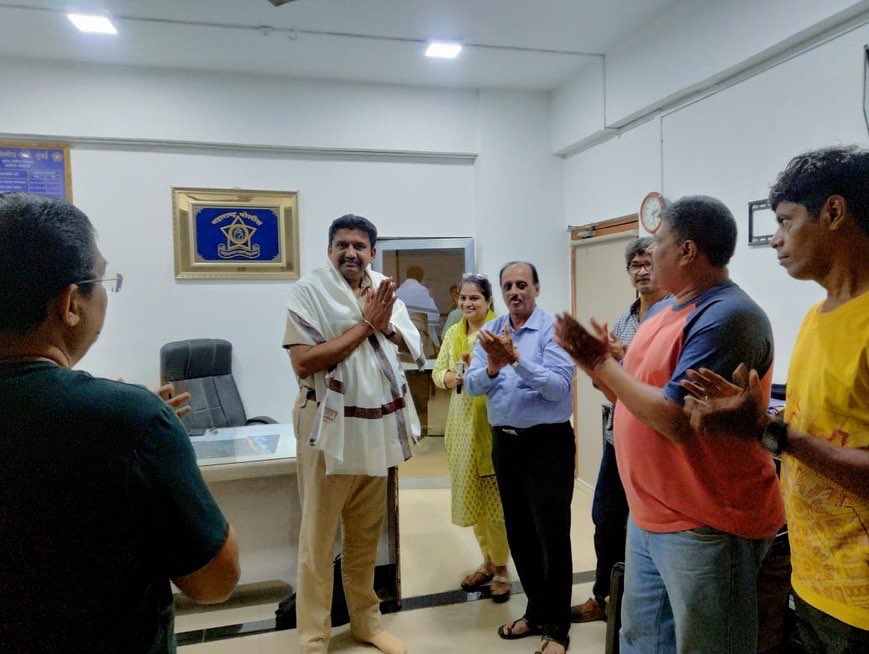 renu_hansraj's tweet photo. Took a delegation of the Juhu Gaothan to address local issues faced by citizens. Senior PI Ajit Vartak ji assured us, he would resolve these issues.
Thanking @AmeetSatam ji for his support & guidance.
#Juhu #Gaothans #SonOfSoil #Jvpd #traffic #Maharahstra #mumbaipoliceonduty https://t.co/7JlDQ2qUnr