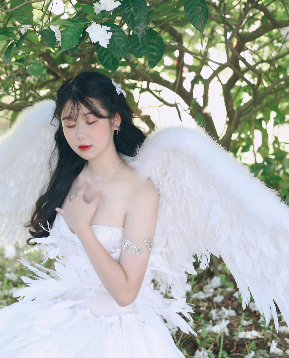 Megumy_tran's tweet photo. Hold my Halo 😇✨ https://t.co/B0XFYsW2JG