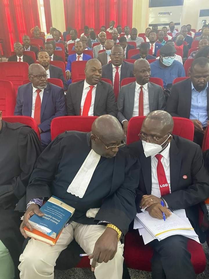 Misalaplusnews's tweet photo. 🔴 🇨🇩 | JUSTICE :
Accompagné de ses avocats, Matata Ponyo est devant les juges de la cour de cassation depuis ce matin. Le procès Bukanga Lonzo a bel et bien commencé...Pour plus d'informations Abonnez-vous sur Notre Page.
📺 ⓂⒾⓈⒶⓁⒶ    +⃝ Ⓝⓔⓦⓢ | ɪɴꜰᴏꜱ https://t.co/duIMxa5eW7