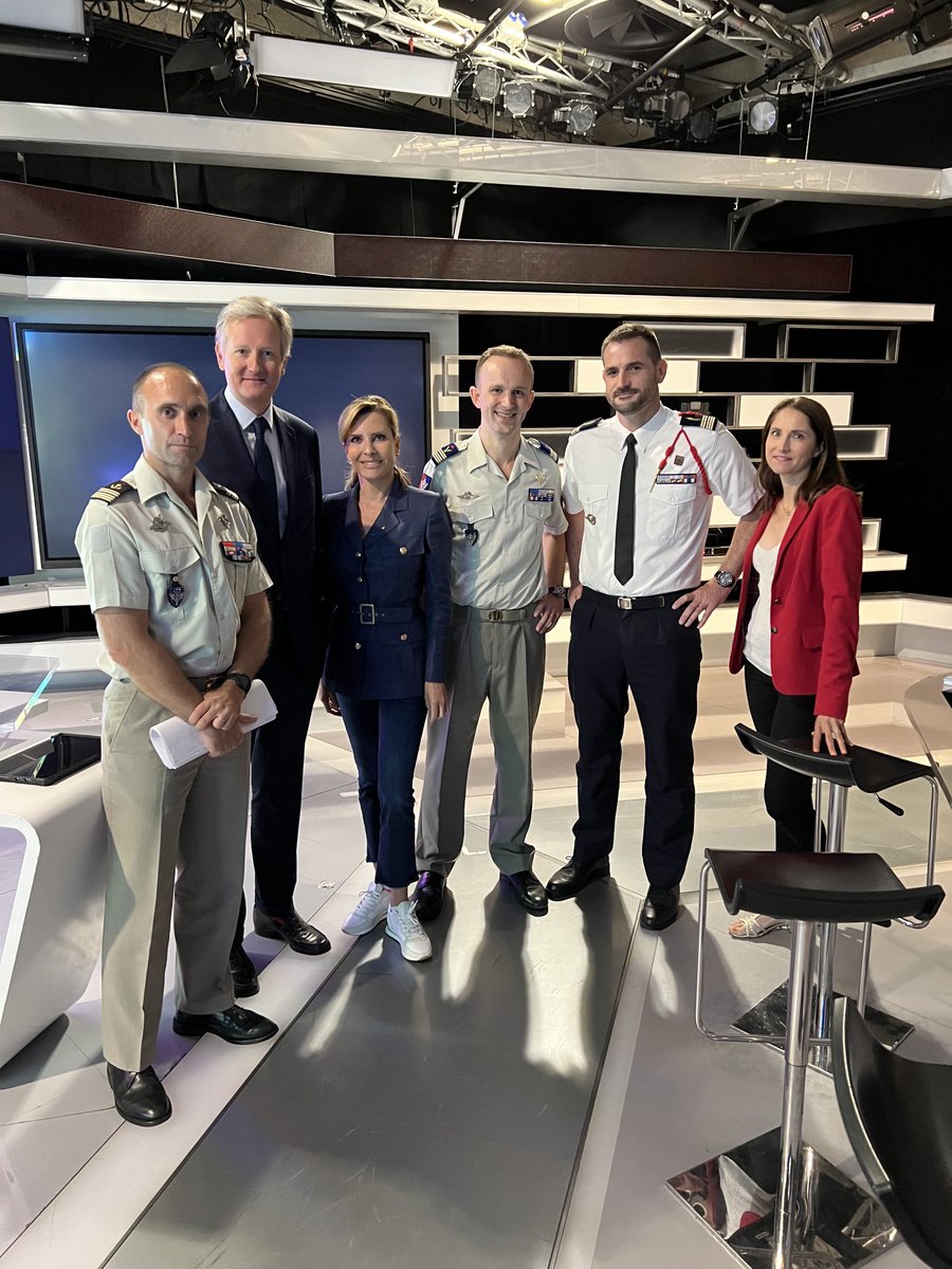 Heureuse d’avoir commenté ce matin les images du défilé du 14 juillet depuis le plateau de ⁦@CNEWS⁩ et en simultané sur ⁦@Europe1⁩ avec ⁦@cleliemathias⁩ et ⁦@Pierredevilno⁩ , en compagnie d’officiers ⁦@COM_ALAT⁩ ⁦@armeedeterre⁩