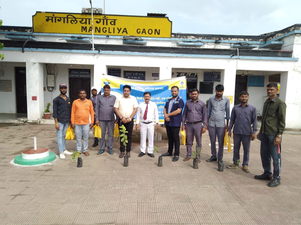 sailorofstorm's tweet photo. Today Saplings along with seed bombs were distributed and planted  at Manglia Railway Station and Manglia Police Station near MRT during ongoing #swacchtapakhwada @BPCLimited @AshwiniVaishnaw @RatlamDRM @MPPoliceOnline https://t.co/08Uq00mUVE