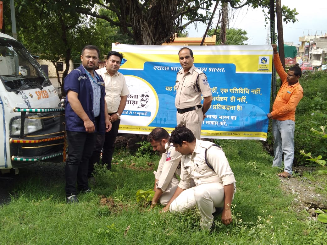 sailorofstorm's tweet photo. Today Saplings along with seed bombs were distributed and planted  at Manglia Railway Station and Manglia Police Station near MRT during ongoing #swacchtapakhwada @BPCLimited @AshwiniVaishnaw @RatlamDRM @MPPoliceOnline https://t.co/08Uq00mUVE