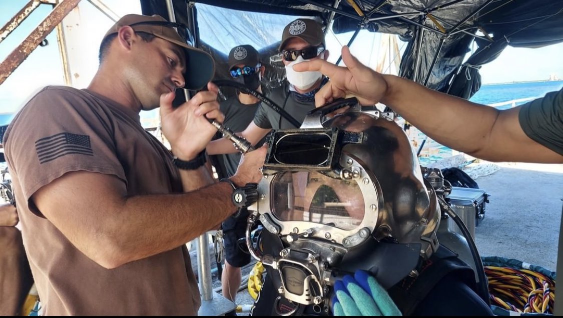 SeabeeMuseum's tweet photo. APRA HARBOR, Guam (Dec. 20, 2021) - Builder Chief David Madmon of (UCT-2) conducts pre-dive equipment checks on a Republic of Korea (ROK) UCT diver.
#Guam #UCT2 #SeabeeDiver #Seabees #cando #usnavy #usnsm #chief #ROK #republicofkorea #divechecks #MUREX21 https://t.co/wX1KtS1Sh2