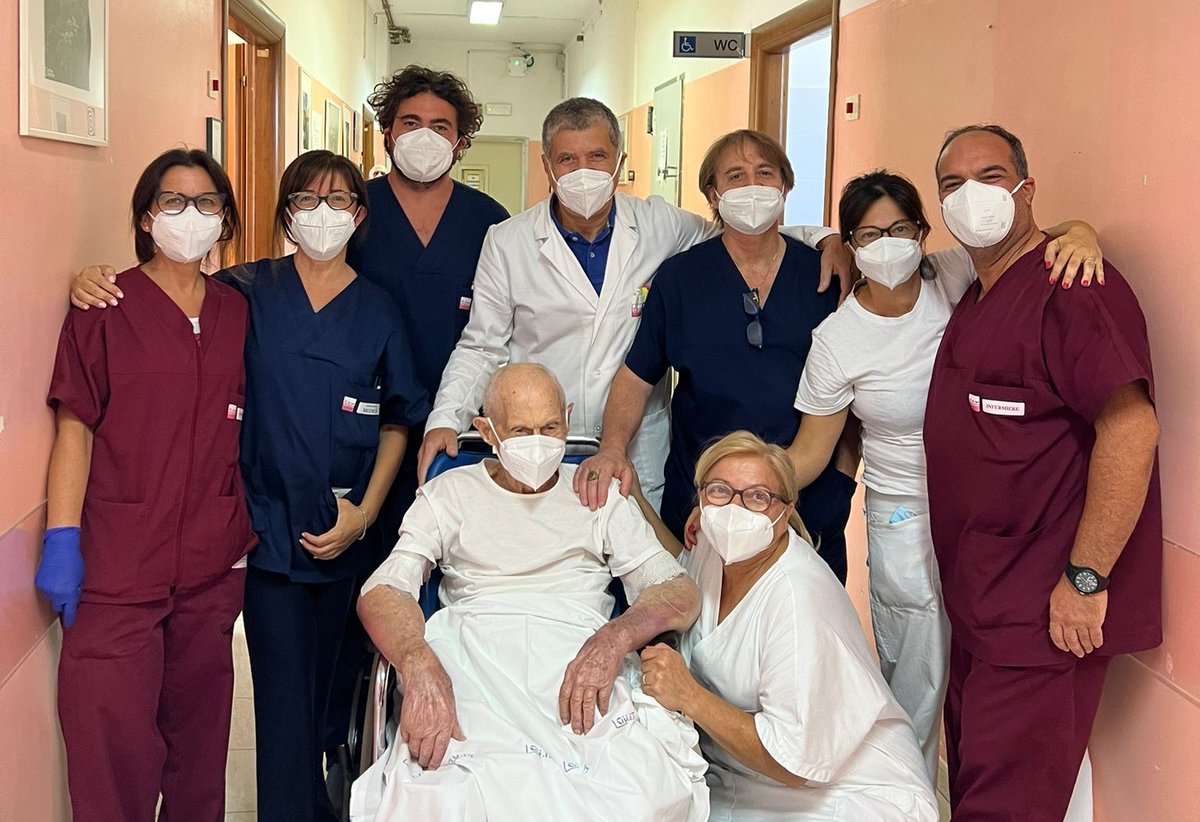 AslBari's tweet photo. Operato d’urgenza, a #107anni, per un’occlusione intestinale che poteva costargli cara. #NonnoGiovanni, classe 1915 e una straordinaria #longevità, ora è già tornato a casa, dopo aver superato un eccezionale intervento chirurgico
#AslBari #OspedalediMolfetta #ChirurgiaGenerale https://t.co/sbxgGERC0o