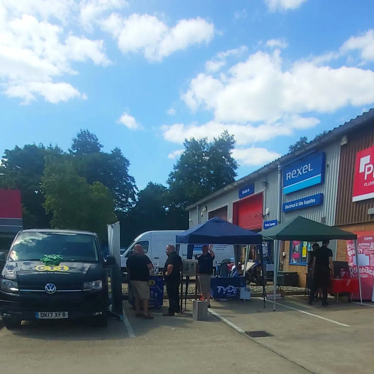 PlumbaseC's tweet photo. The sun is out, the drinks are chilled, food is cooking and the tunes are on. Our amazing suppliers are here and ready to meet you. We will be here till 7 and can't wait to see you all. @alphahi @BWTUKLtd @TYDE_Plumbing @CTec_NI_Ltd @plumbasespares @eviesmac https://t.co/y6c6xatKPV