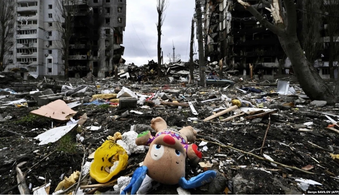 Gerashchenko_en's tweet photo. 1/3 No negotiations with Putin about a peace settlement are possible after mass murders of Ukrainian civilians! After Bucha, Kramatorsk, Mariupol, Kremenchuk, Vinnytsia. Thousands of people died from shelling and rocket strikes. 

#russiaisaterrorisstate #StopRussiaNOW https://t.co/SvAQQ4JDM2