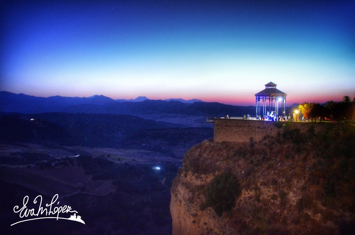 EvaM_Lopez's tweet photo. #Ronda #Málaga #Andalucía #mirador #TajoDeRonda #paisaje #landscape #PaisajeUrbano #NocheEnBlanco #fotografía #anochecer #atardecer #verano #Julio https://t.co/33ajaCqrAP