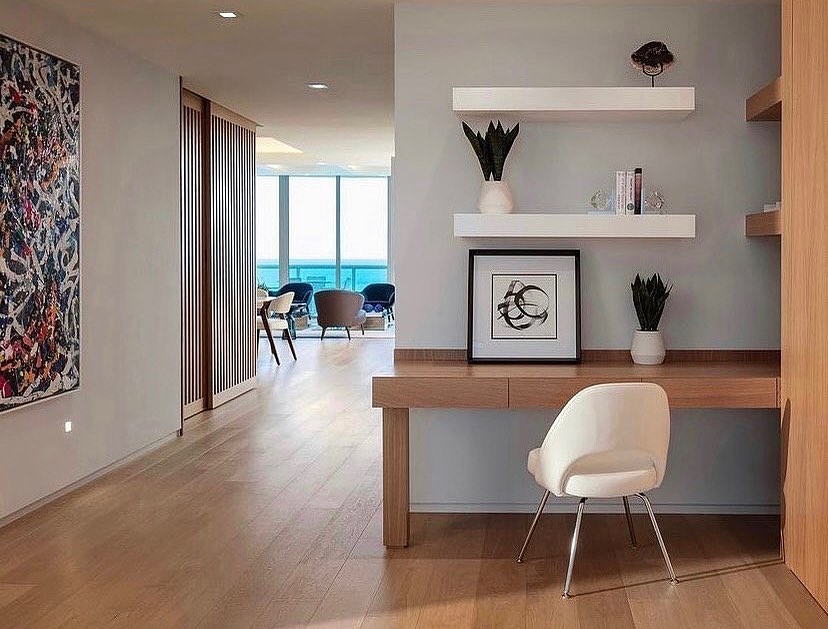 Our home office isn't always just one room. Choose a seat to match your go-anywhere work style with the Saarinen Executive Chair, an exceptionally comfortable design that fits wherever the workday takes you. 
📷: Tamara Feldman 
ms.spr.ly/6017bFqQ3