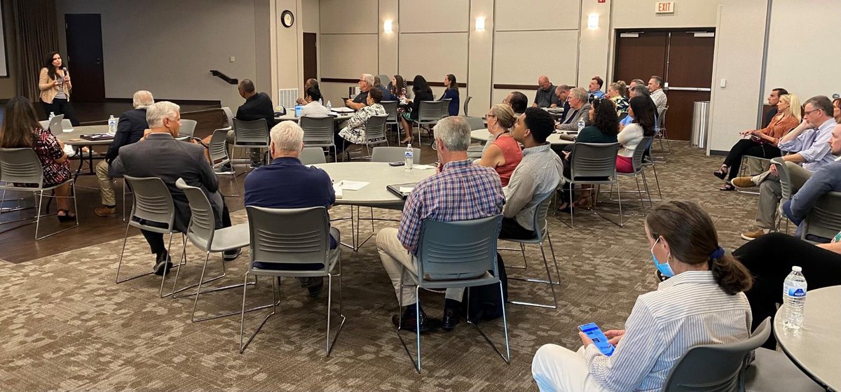 AdvantageOak's tweet photo. Highlights from this weeks #OaklandCounty #EconomicDevelopment Partner Meeting where @IngridTighe, Director of @AdvantageOak, and partners shared initiatives happening in our region such as our #mobility &amp; #electricvehicle (EV) strategy. 

More: https://t.co/JGUm809Clq https://t.co/S4w2avIRHw