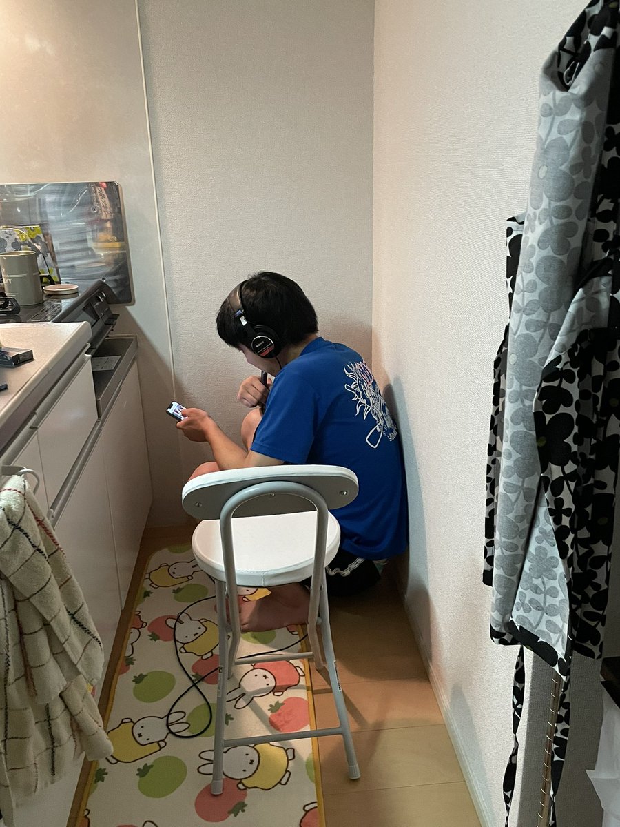55shipo's tweet photo. 仕事から帰ってきてお風呂上がって
ご飯食べ終わってずっとキッチンおるなって
思っとったけど、やばない？？
すみっコぐらしってこういうこと？？ https://t.co/DDE4KF83zs