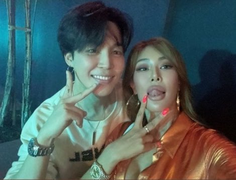 jiminievenus's tweet photo. — TENEMOS SELCA DE JIMIN JUNTO A JESSI 🔥 https://t.co/8XrVe1zRgH
